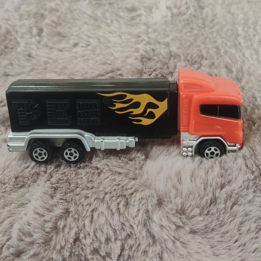 PEZ 2004 Semi Truck Rig Hauler Candy Dispenser